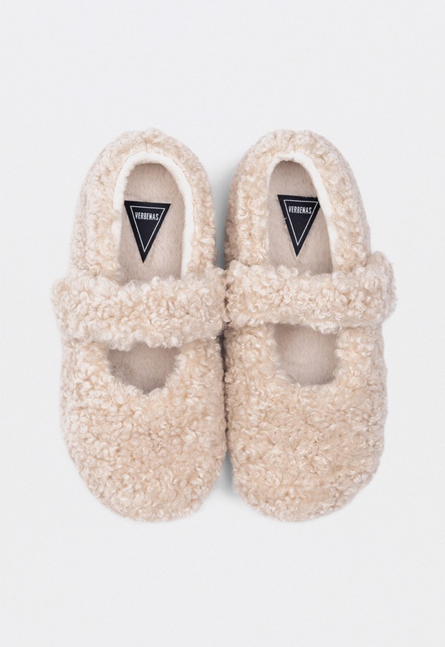 Zapatillas casa mujer Verbenas Yina Curly Beig con borreguito rizado y estilo Mary Jane