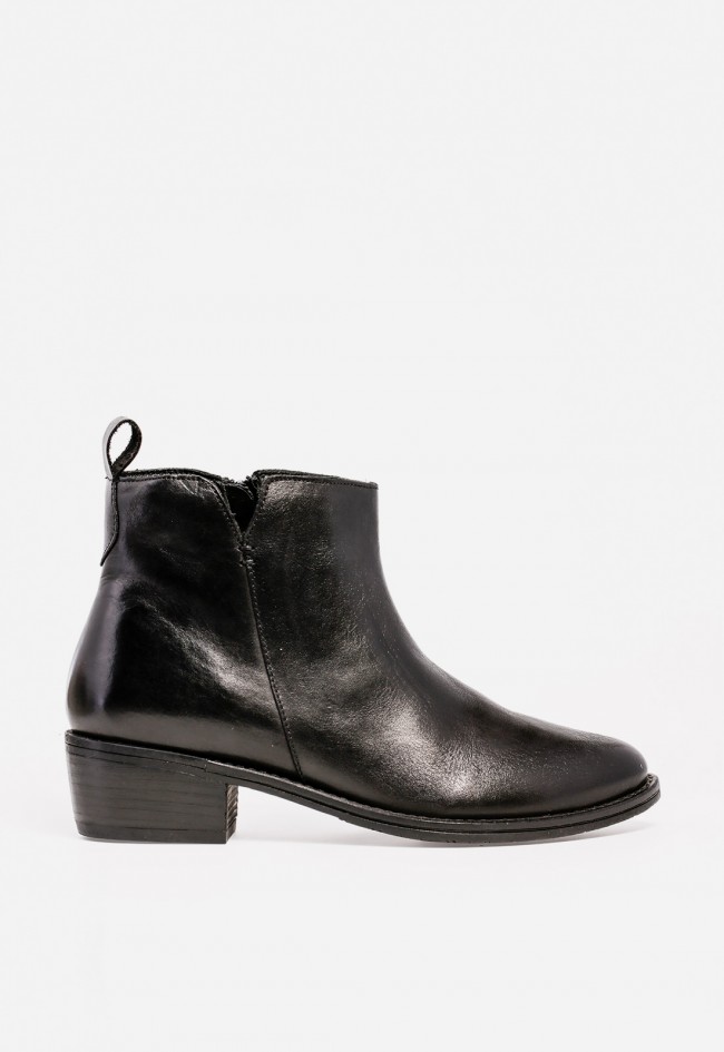 Botín Carmina Jhilton 68-2800 de mujer en piel negra — elegancia atemporal con espíritu urbano