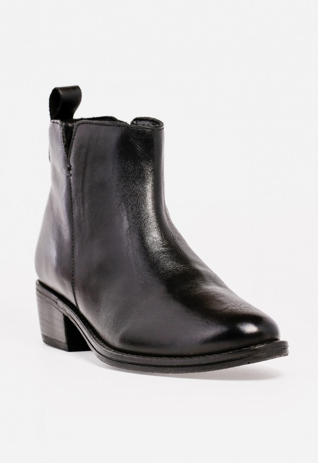Botín Carmina Jhilton 68-2800 de mujer en piel negra — elegancia atemporal con espíritu urbano