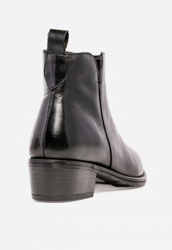 Botín Carmina Jhilton 68-2800 de mujer en piel negra — elegancia atemporal con espíritu urbano