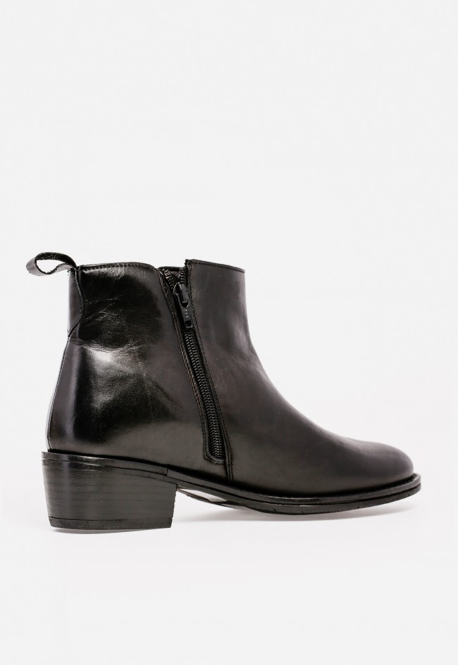Botín Carmina Jhilton 68-2800 de mujer en piel negra — elegancia atemporal con espíritu urbano