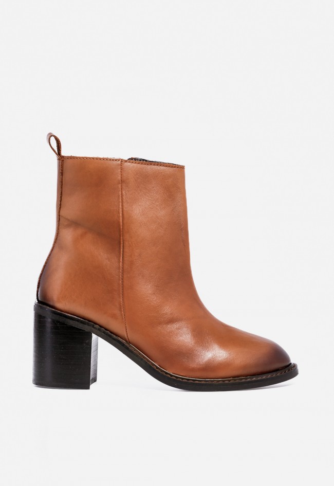 Botines mujer Carmina Jhilton 68-2814 de piel marrón con tacón ancho y estilo atemporal