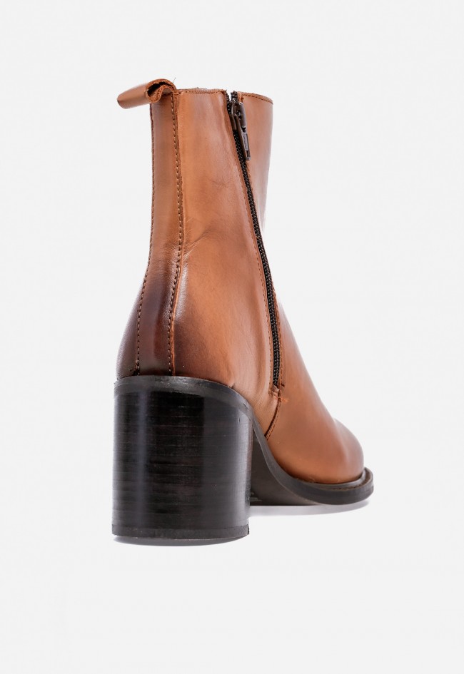 Botines mujer Carmina Jhilton 68-2814 de piel marrón con tacón ancho y estilo atemporal