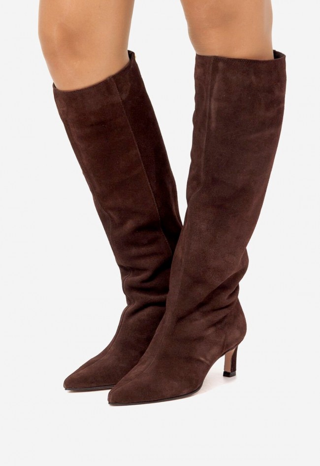 Botas altas de mujer Mustang Gala en piel moka con tacón elegante y caña recta