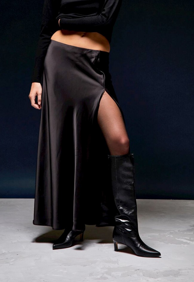 Botas altas de mujer Mustang Gala en piel negra con tacón elegante y caña recta