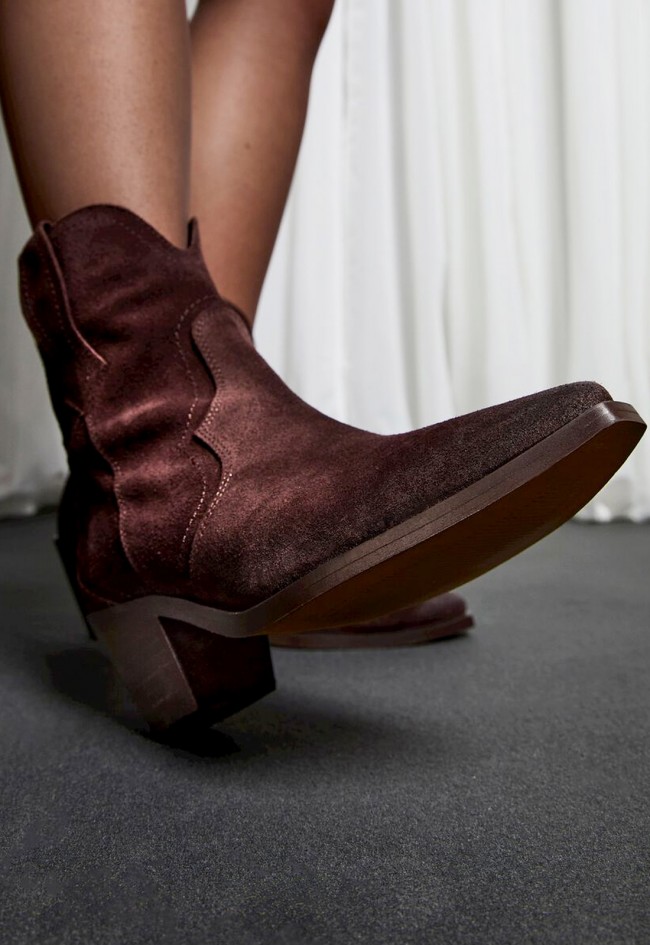 Botines cowboy Mustang DAPHNE en piel serraje moka — esencia western con estilo urbano