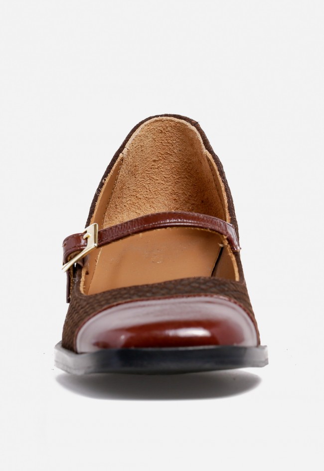 Zapato mujer piel marrón Nemonic 2234 con pulsera T-bar y tacón estampado – estilo retro elegante