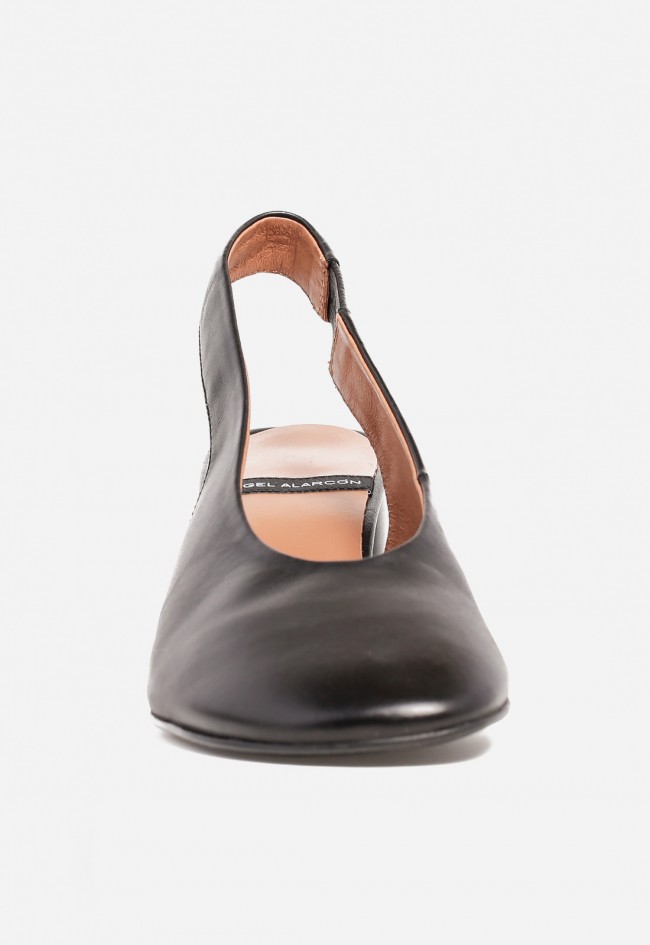 Zapato destalonado mujer piel negro Ángel Alarcón 25589-157a – tacón medio y diseño elegante