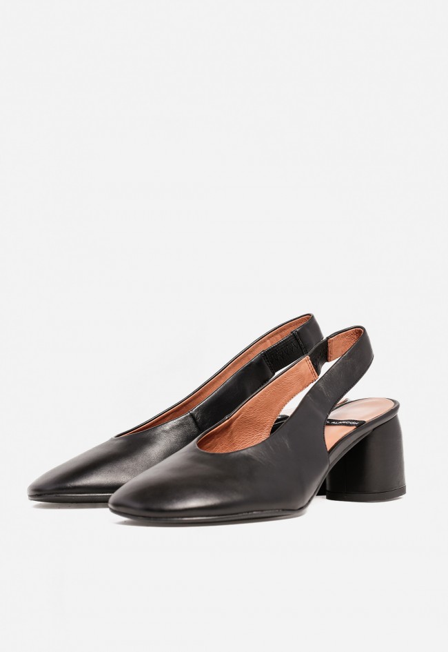 Zapato destalonado mujer piel negro Ángel Alarcón 25589-157a – tacón medio y diseño elegante