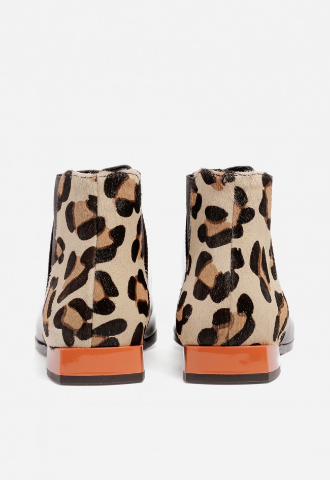 Botines GLO Catwoman de mujer en piel moka con toque animal print y diseño vanguardista