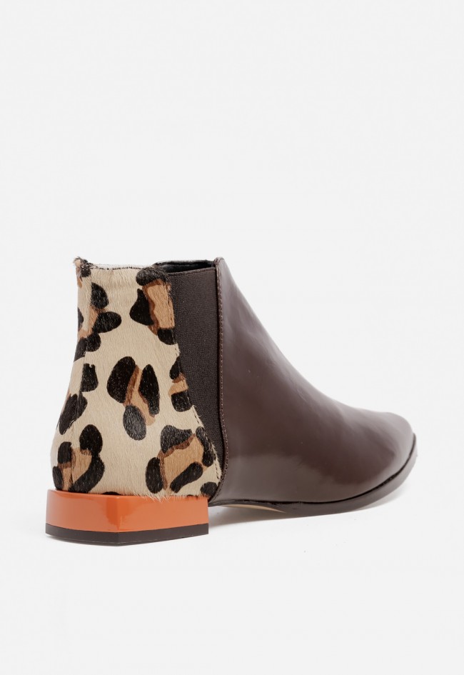 Botines GLO Catwoman de mujer en piel moka con toque animal print y diseño vanguardista