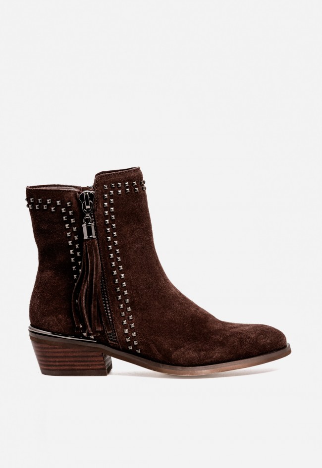 Botín plano mujer Alma en Pena 52754 de piel marrón con tachas y borla – estilo boho urbano