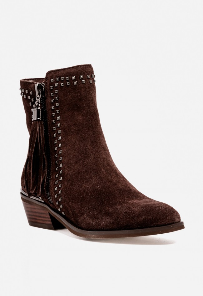 Botín plano mujer Alma en Pena 52754 de piel marrón con tachas y borla – estilo boho urbano