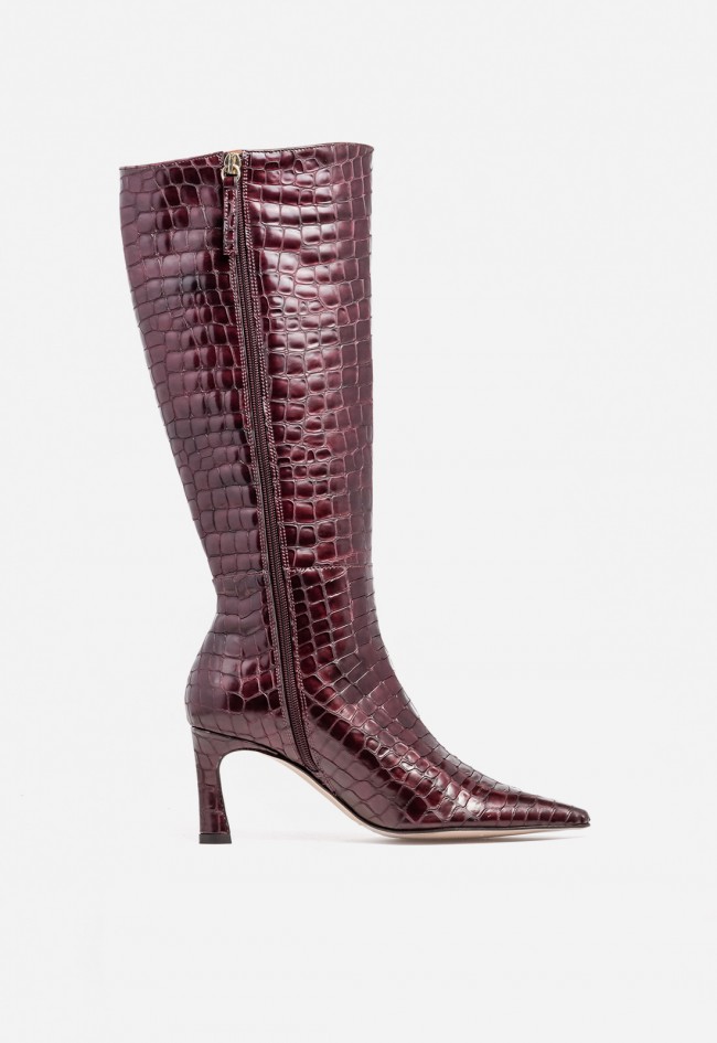Bota alta burdeos efecto cocodrilo de piel Ángel Alarcón HATA – punta fina y look sofisticado