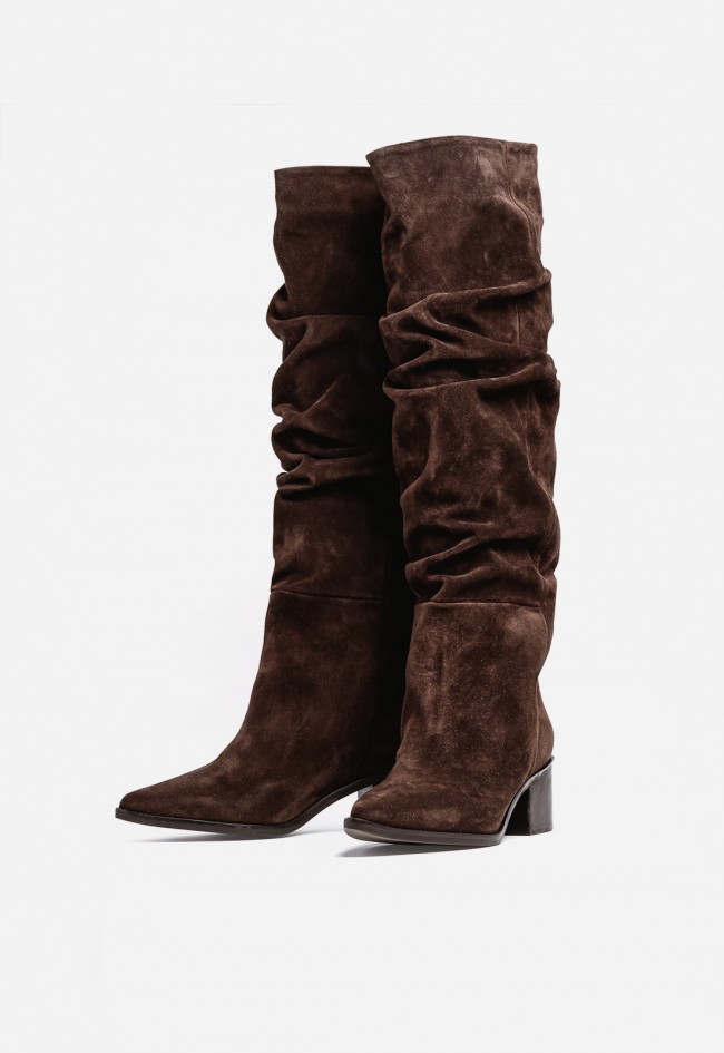 Bota alta de mujer GLO Aisha 2656 en piel color moka – caña fruncida y tacón cómodo elegante