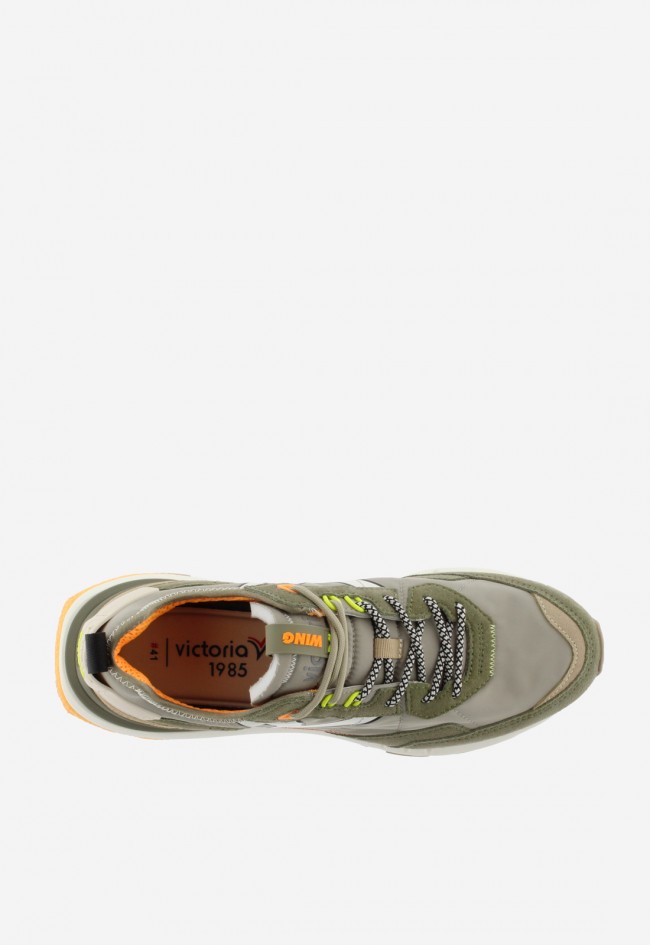 Sneakers Victoria Wing Evo para hombre – diseño técnico en color kaki con estilo urbano