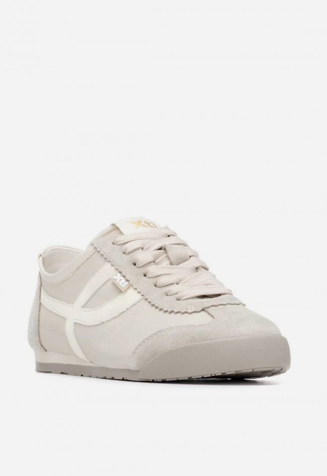 Zapatillas planas XTI 14521808 de mujer con banda lateral y estilo casual moderno