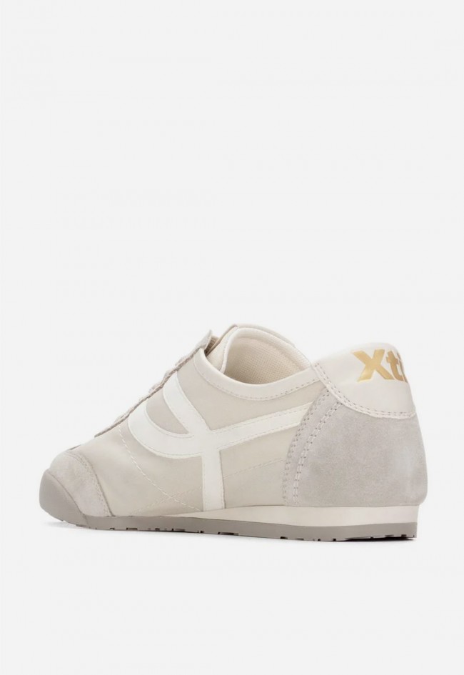 Zapatillas planas XTI 14521808 de mujer con banda lateral y estilo casual moderno