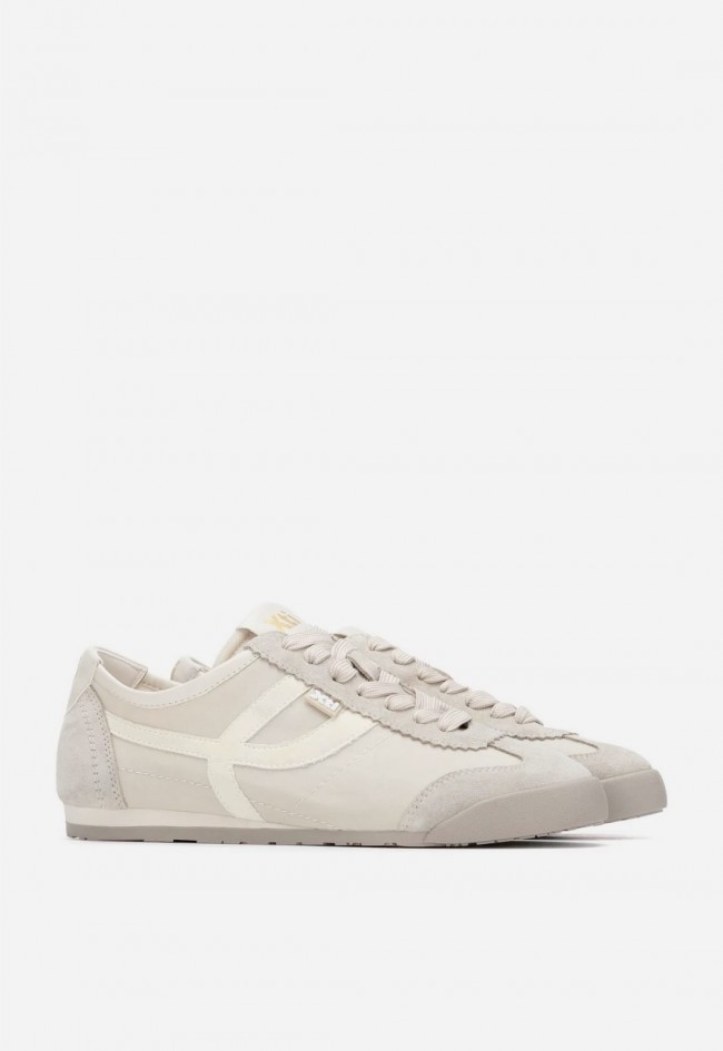Zapatillas planas XTI 14521808 de mujer con banda lateral y estilo casual moderno
