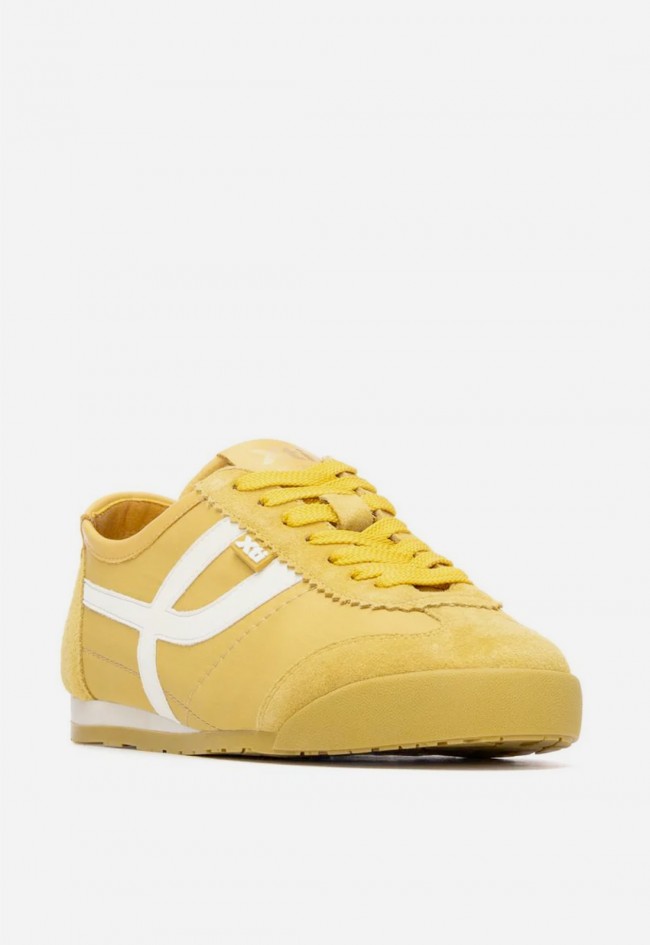 Zapatillas planas XTI 14521808 amarillas de mujer con banda lateral y estilo casual moderno