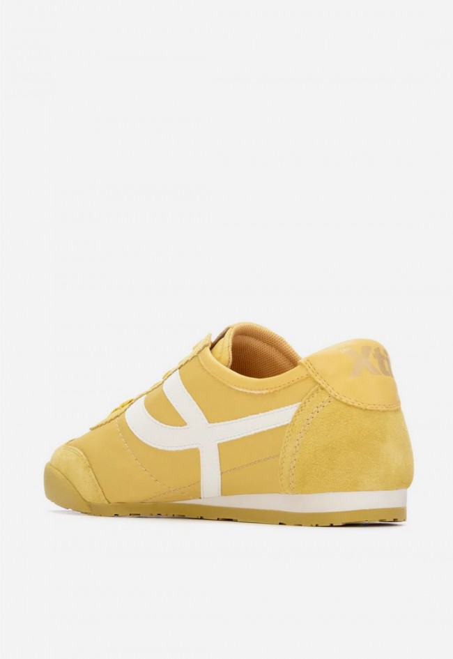 Zapatillas planas XTI 14521808 amarillas de mujer con banda lateral y estilo casual moderno