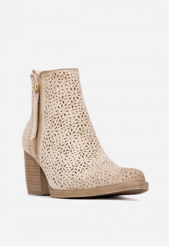 Botín campero beige XTI 14503702 de mujer con diseño troquelado y estilo cowboy elegante