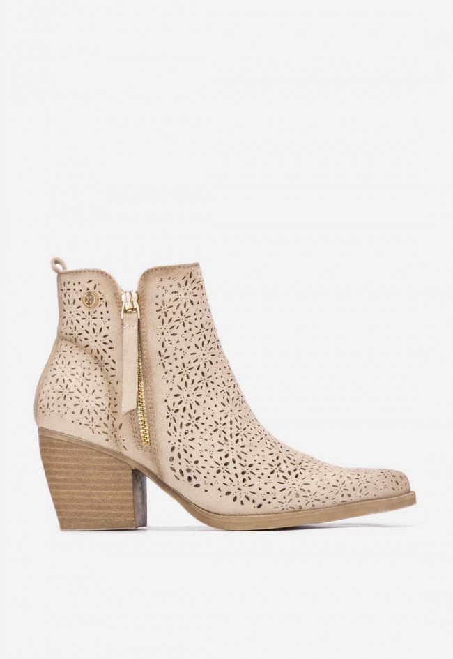 Botín campero beige XTI 14503702 de mujer con diseño troquelado y estilo cowboy elegante