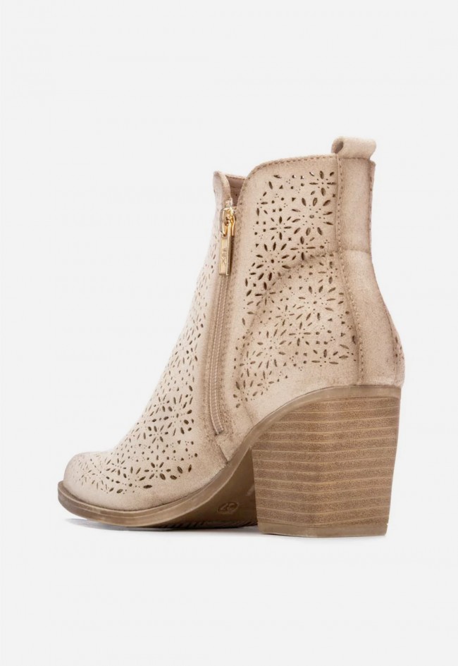 Botín campero beige XTI 14503702 de mujer con diseño troquelado y estilo cowboy elegante