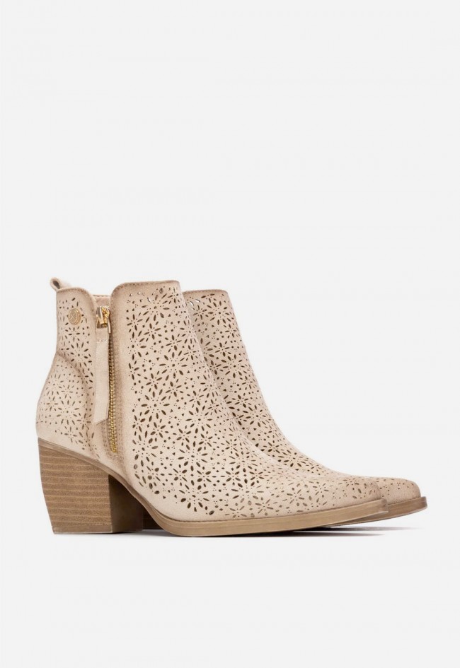 Botín campero beige XTI 14503702 de mujer con diseño troquelado y estilo cowboy elegante