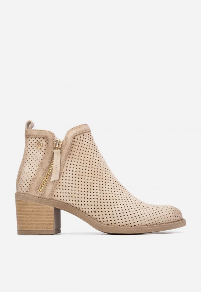 Botín campero beige XTI 14503502 de mujer con diseño troquelado y estilo sofisticado