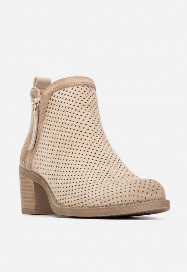 Botín campero beige XTI 14503502 de mujer con diseño troquelado y estilo sofisticado