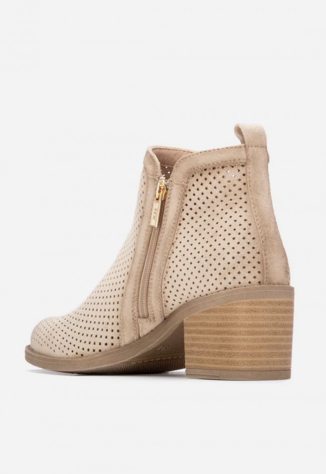 Botín campero beige XTI 14503502 de mujer con diseño troquelado y estilo sofisticado