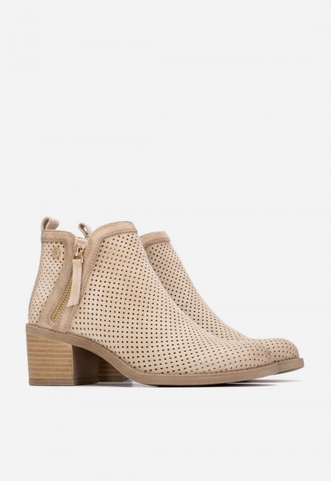 Botín campero beige XTI 14503502 de mujer con diseño troquelado y estilo sofisticado
