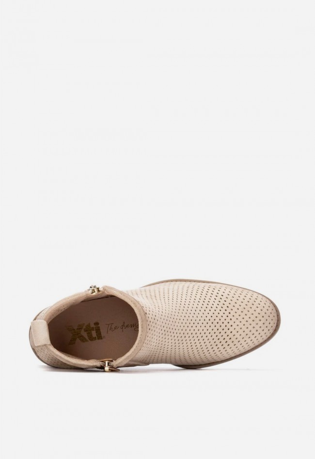 Botín campero beige XTI 14503502 de mujer con diseño troquelado y estilo sofisticado