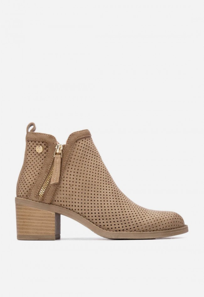 Botín campero taupe XTI 14503503 de mujer con diseño troquelado y estilo elegante