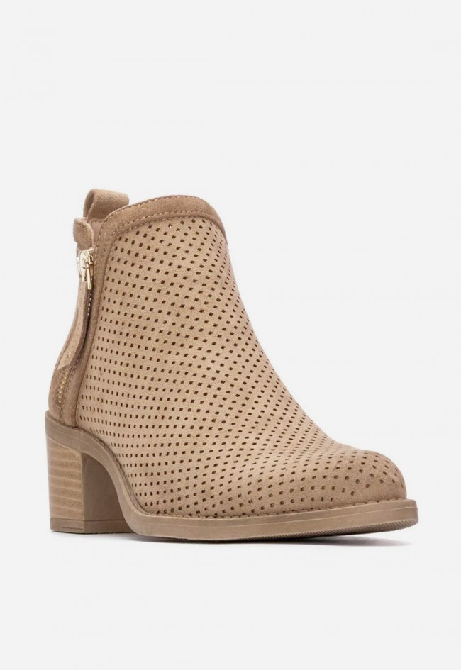 Botín campero taupe XTI 14503503 de mujer con diseño troquelado y estilo elegante