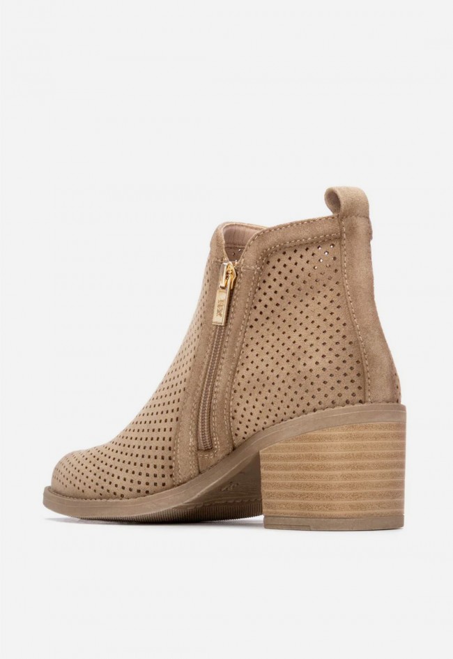 Botín campero taupe XTI 14503503 de mujer con diseño troquelado y estilo elegante