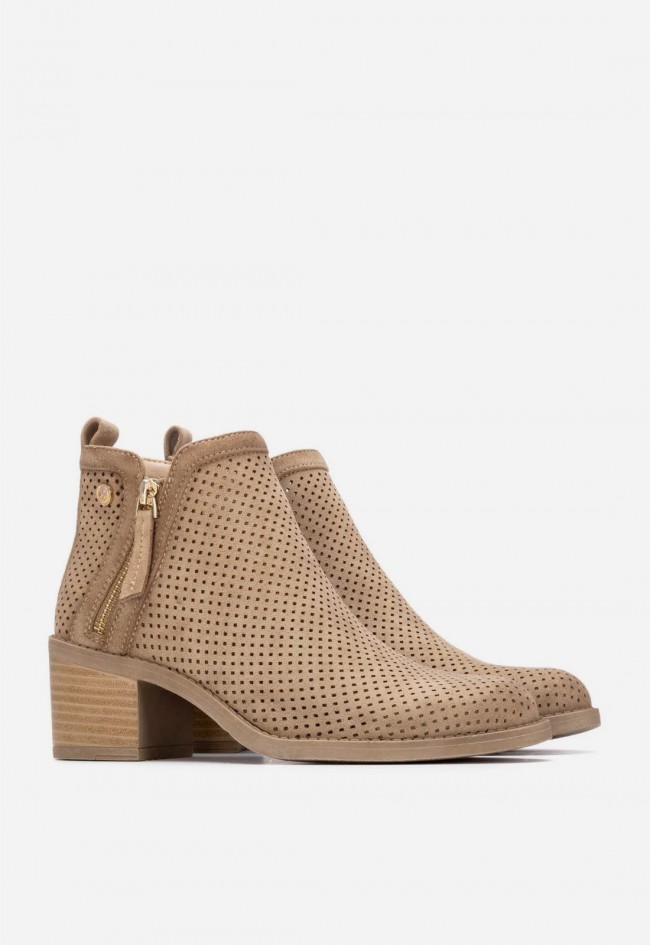 Botín campero taupe XTI 14503503 de mujer con diseño troquelado y estilo elegante