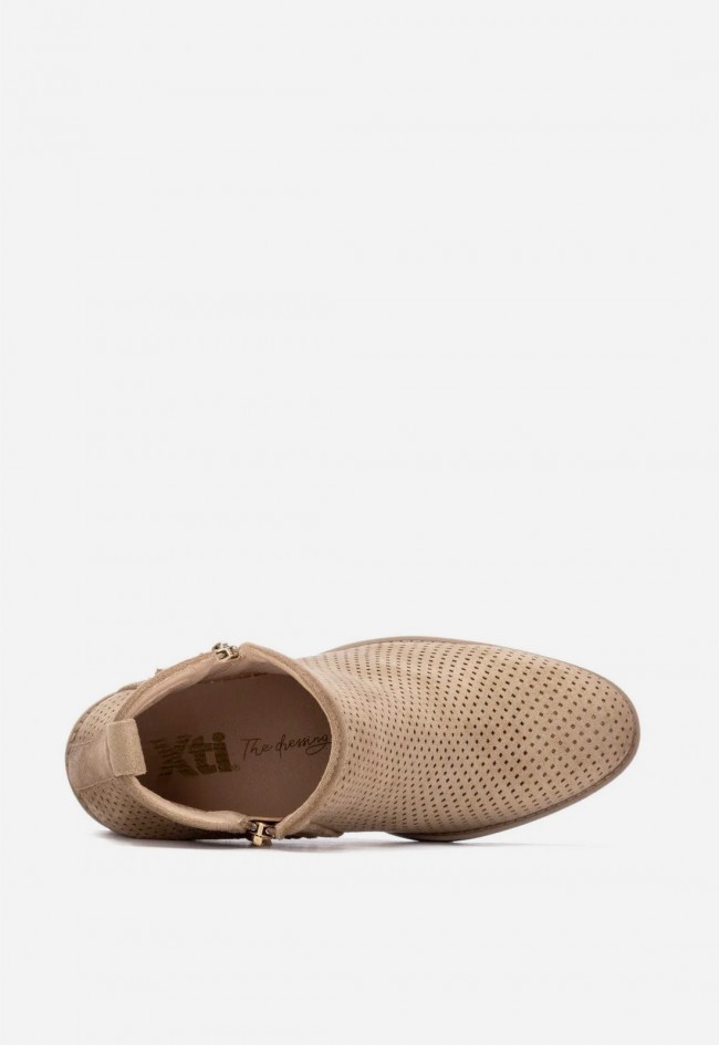 Botín campero taupe XTI 14503503 de mujer con diseño troquelado y estilo elegante