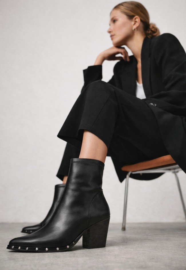 Botín cowboy mujer con tachas Niko Amore – Estilo urbano con tacón cómodo de 4 cm