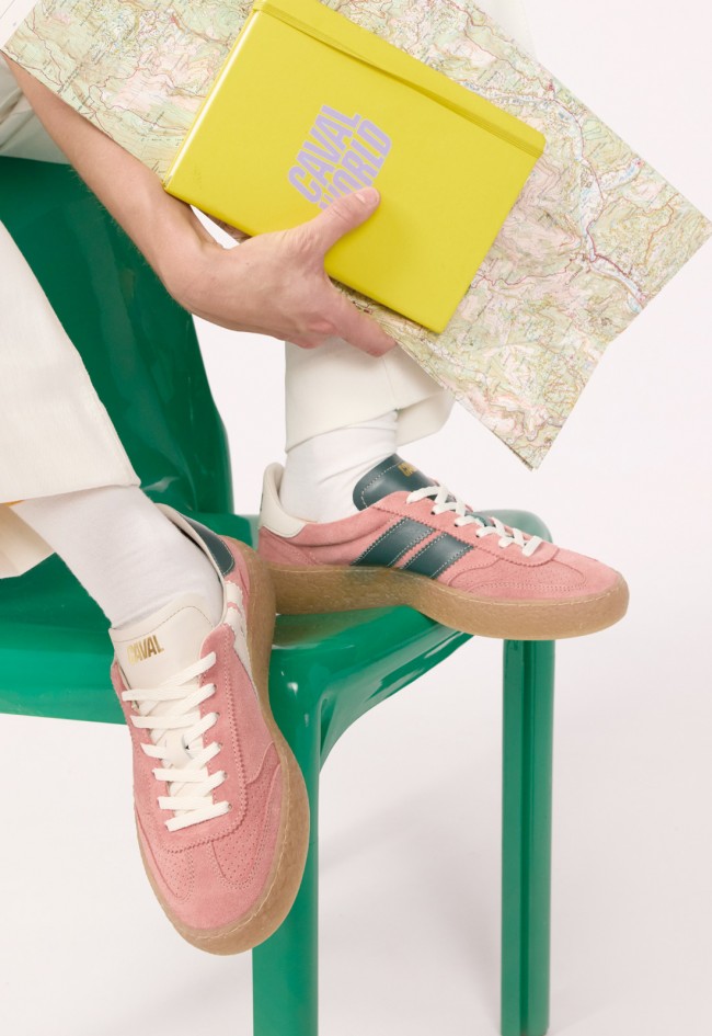 Zapatillas retro Caval Forest Berry – sneakers vintage con diseño asimétrico y estilo urbano