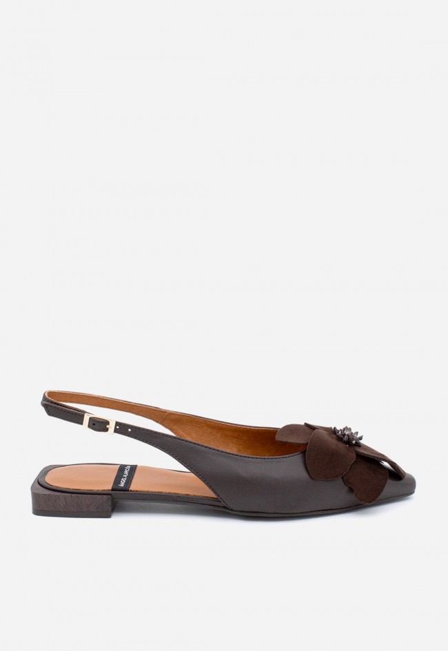 Bailarina Destalonada Ángel Alarcón Rosina en Piel – Elegancia con Flor y Confort Diario