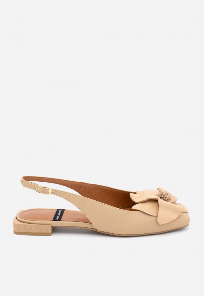 Bailarina Destalonada Ángel Alarcón Rosina Camel en Piel – Elegancia Floral y Confort Diario