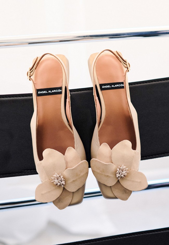 Bailarina Destalonada Ángel Alarcón Rosina Camel en Piel – Elegancia Floral y Confort Diario
