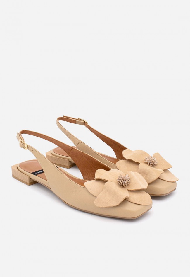 Bailarina Destalonada Ángel Alarcón Rosina Camel en Piel – Elegancia Floral y Confort Diario