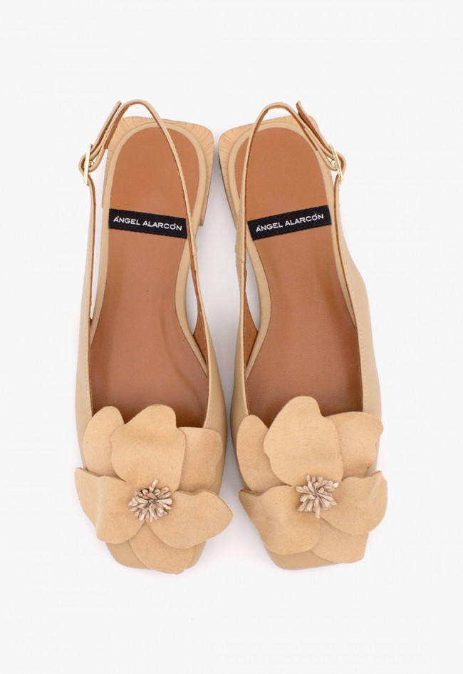 Bailarina Destalonada Ángel Alarcón Rosina Camel en Piel – Elegancia Floral y Confort Diario