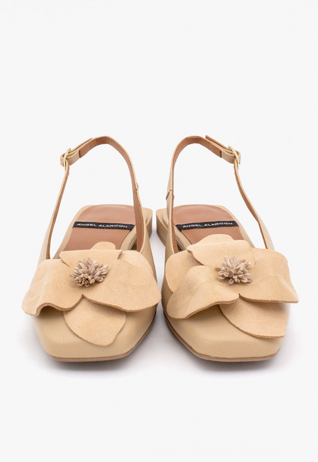 Bailarina Destalonada Ángel Alarcón Rosina Camel en Piel – Elegancia Floral y Confort Diario