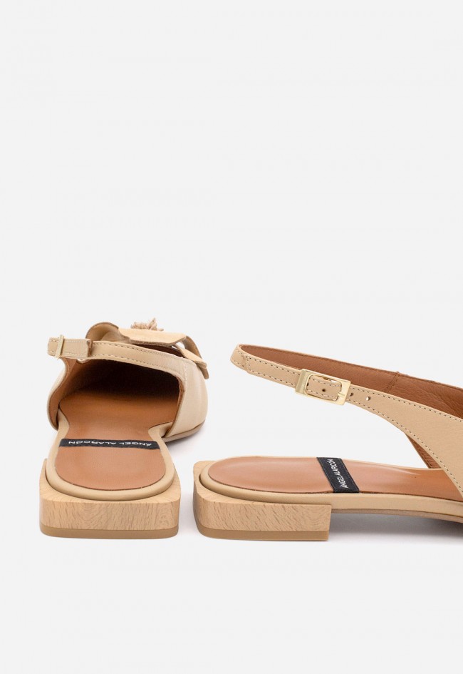 Bailarina Destalonada Ángel Alarcón Rosina Camel en Piel – Elegancia Floral y Confort Diario