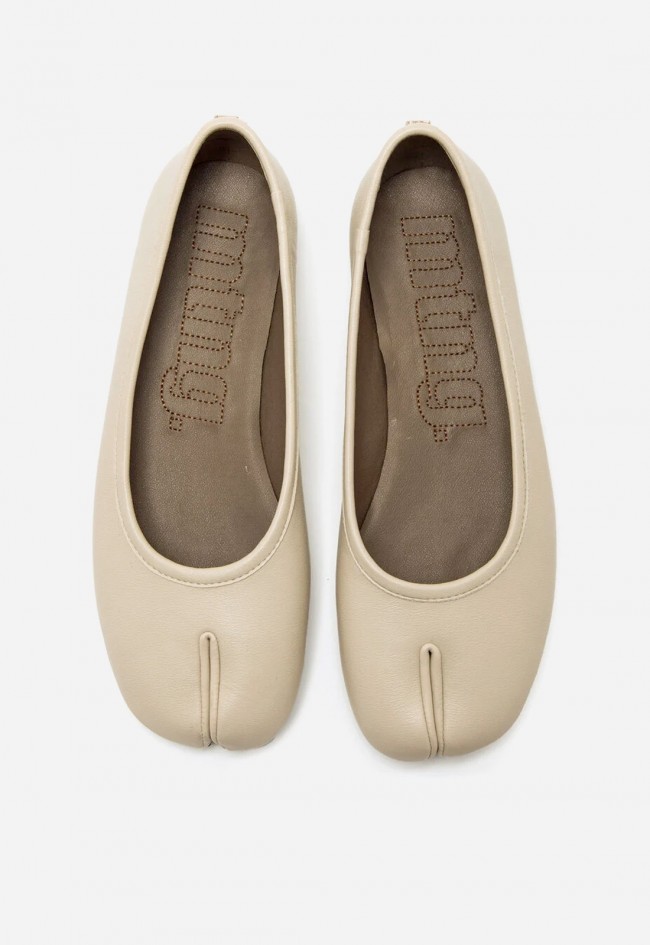 Bailarina Mustang Tabatha Mujer Vegana Blanco Roto – Diseño Tabi Minimalista
