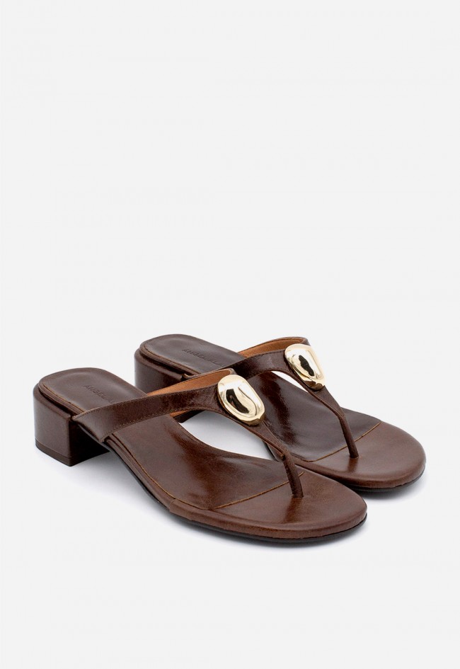 Sandalia Ángel Alarcón Zelma mujer – sandalia de dedo piel marrón tacón bajo elegante
